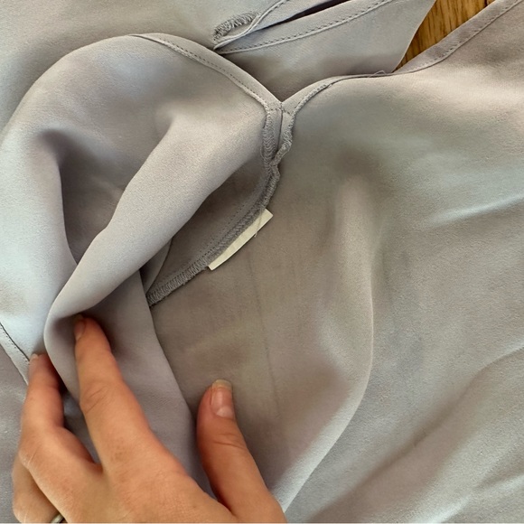 Vince lavender silk top with buttons size XS - Picture 4 of 8